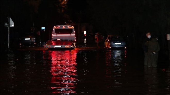İZMİR'DE SEL CAN ALDI