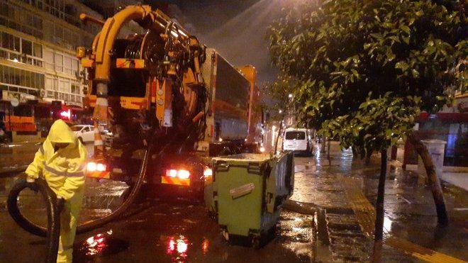 İzmir’de şiddetli yağış ve dolu etkili oldu