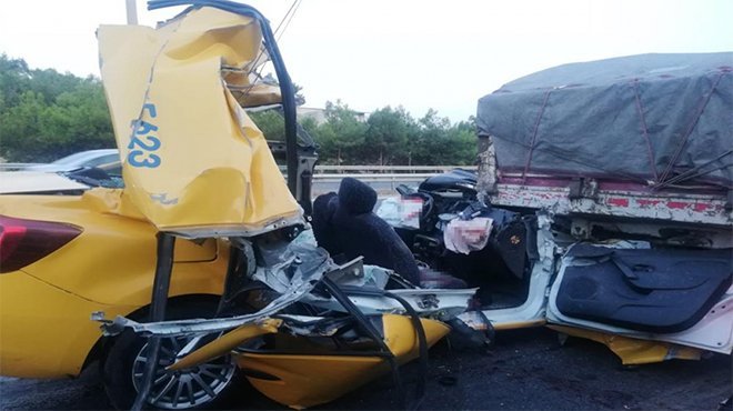 İzmir'de ticari taksi tıra ok gibi saplandı: 1 ölü, 2 ağır yaralı