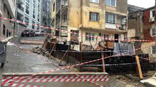 İzmir'de yağmur nedeniyle kayan bina tahliye edildi