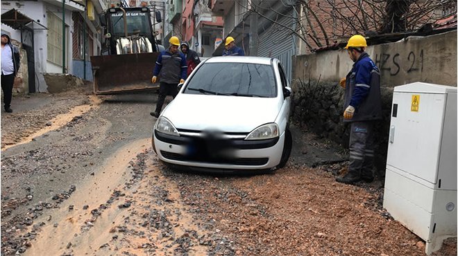 İzmir'de yağmurda asfalt çöktü; araçlar çukura düştü