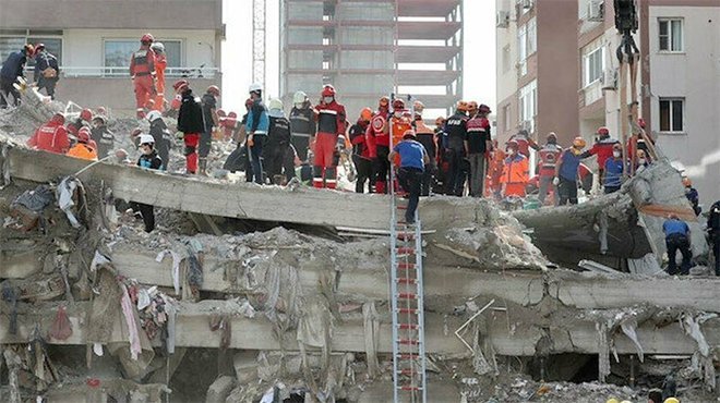 İzmir'de yıkılan binalarla ilgili 9 gözaltı