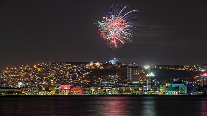 İzmir’de yüzüncü yıl coşkusuyla yer gök aydınlandı