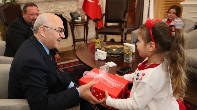 İzmir Depremi’nin ‘Ayda Bebek’inden Vali Köşger’e ziyaret
