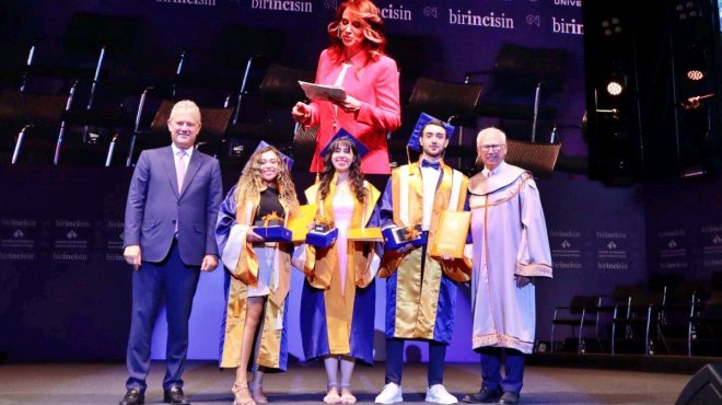 İZMİR EKONOMİ ÜNİVERSİTESİ’NDE MEZUNİYET COŞKUSU