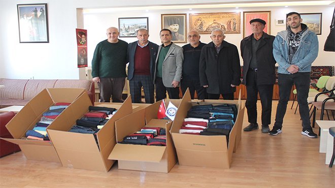İzmir Elazığlılar Kültür ve Dayanışma Derneğinden çocuklara kıyafet yardımı