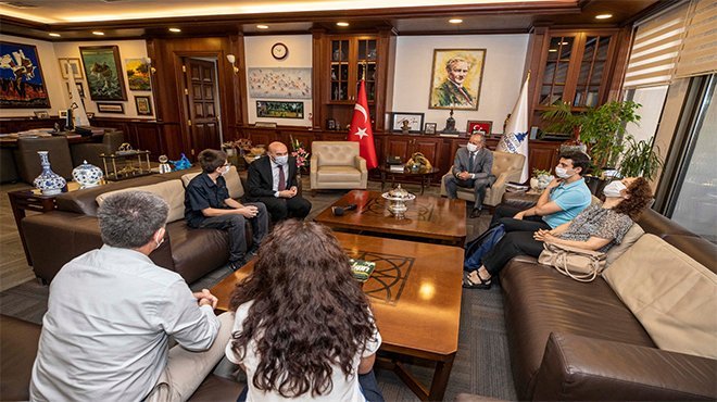 İzmir'i gururlandıran öğrenciler’den Başkan Soyer'e ziyaret