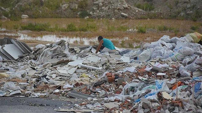 İzmir'in ilçelerinde, belediyelere moloz kirliliği tepkisi