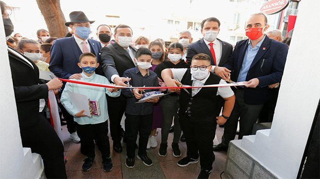 İzmir’in ilk 7/24 açık kütüphanesi açıldı