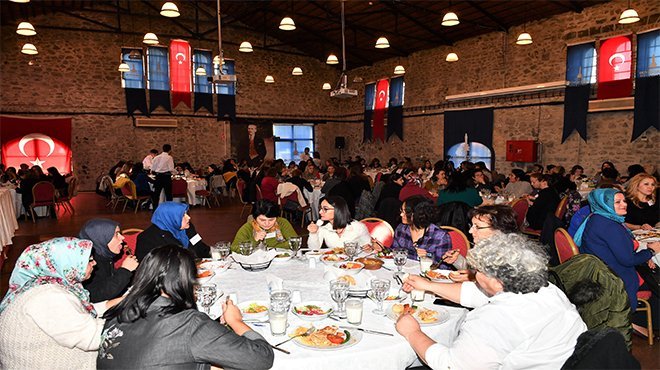 İzmir’in kadın muhtarları Büyükşehirin ev sahipliğinde bir araya geldi