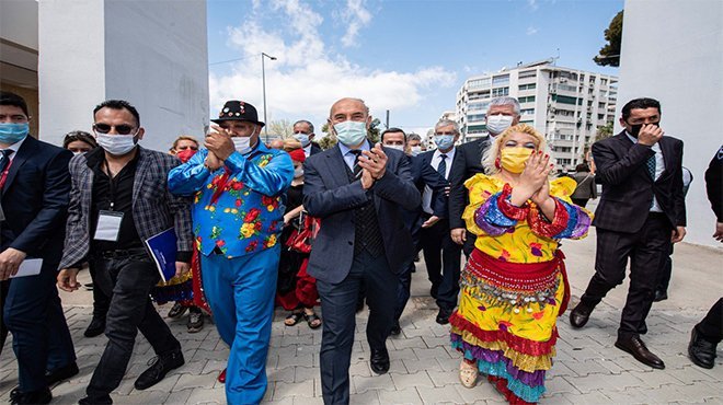 İzmir sanatçılarıyla el ele 