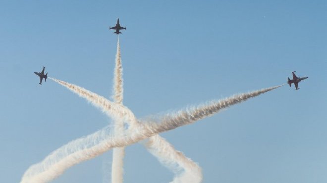 İzmir semalarında “kurtuluş” coşkusu