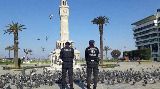 İzmir sessiz bir güne uyandı