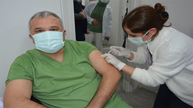 İzmir Tepecik Eğitim ve Araştırma Hastanesinde sağlıkçılara aşı vurulmaya başlandı