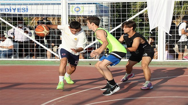İzmirli basketbolcular Gaziemir’de ter döktü