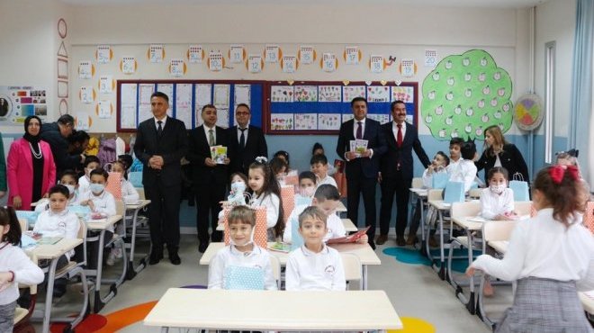 İZMİRLİ ÖĞRENCİLER 1. YARIYIL KARNELERİNİ ALDI