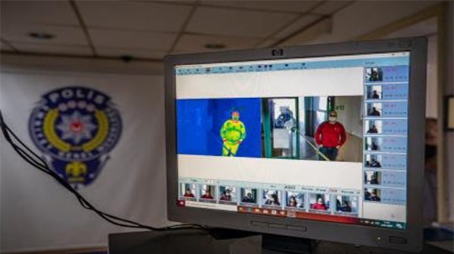 İzmirlilerin ateşi termal kamerayla ölçülüyor