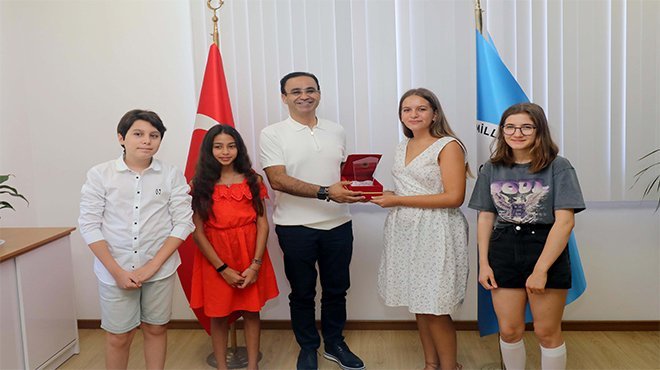 İZSİAD Çocuk Yönetim Kurulu’ndan bayram hediyesi
