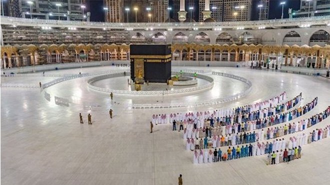 Kabe'de sosyal mesafeli namaz