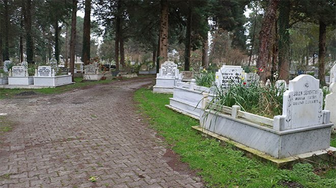 Kabristanda yönleri farklı mezarlar şaşırtıyor