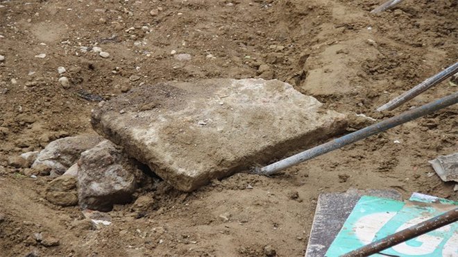Kahramanlarda yıkılan apartmanın temelinde lahit bulundu