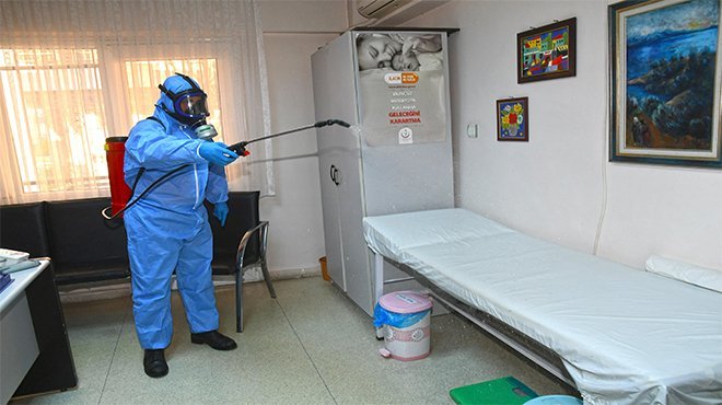 Karabağlar Belediyesi aşı merkezlerini de dezenfekte ediyor