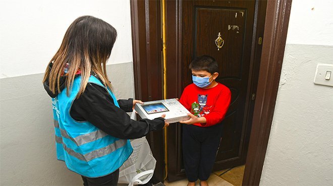 Karabağlar Belediyesi’nden öğrencilere tablet bilgisayar desteği