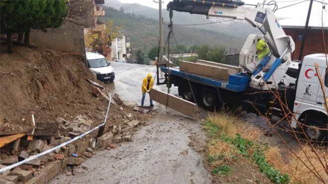 Karabağlar'da yağmur mesaisi