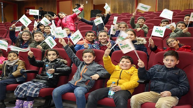 Karaburunlu çocuklara tiyatro keyfi