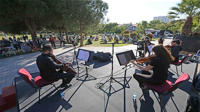 Karşıyaka’da 65 yaş üzeri vatandaşlara bayram konseri
