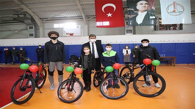 Karşıyaka’da atık  metal kutuyu getiren gençler bisikleti götürdü