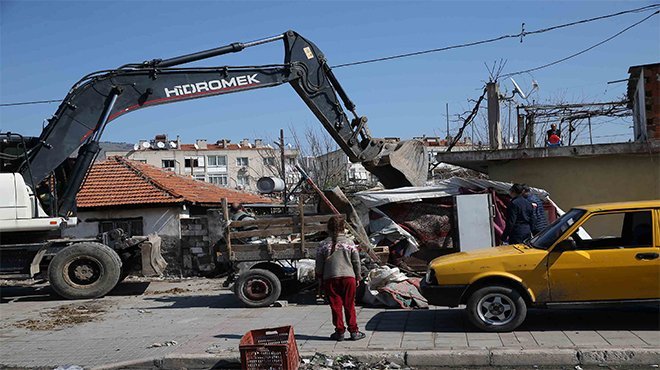 Karşıyaka’da yıkım operasyonu