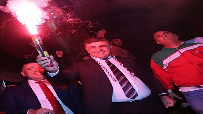 Karşıyaka tek yürek: Ay-Yıldız var göğsümüzde!