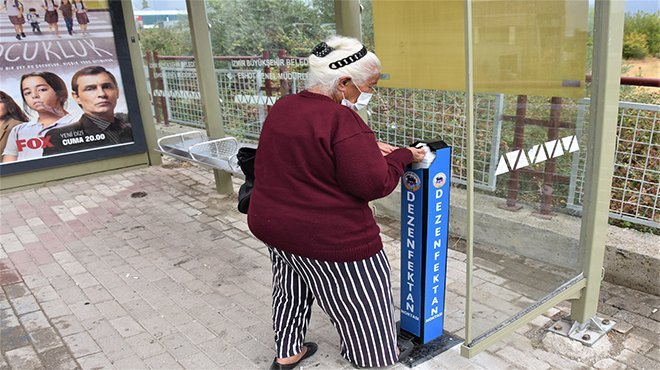 Kemalpaşa Belediyesi’nden okullara ve duraklara dezenfektan standı
