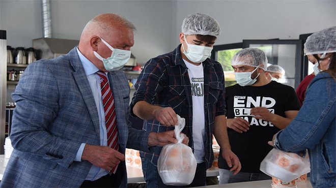 KEMALPAŞA’DA 15 BİN KİŞİYE SICAK YEMEK 4 BİN KOLİ