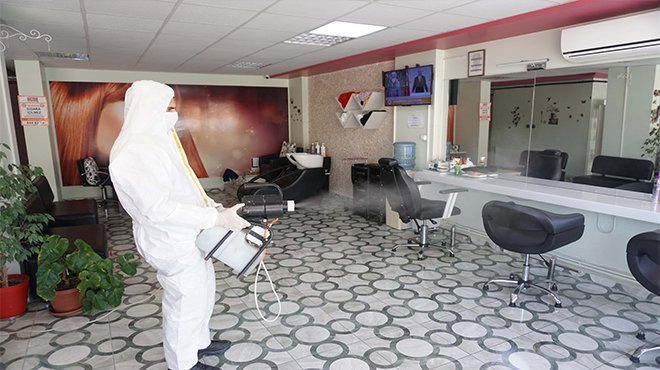 Kemalpaşa'da berber ve kuaförler dezenfekte ediliyor