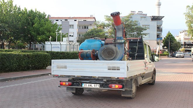 KEMALPAŞA’DA SİNEKLE YOĞUN MÜCADELE