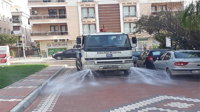 Kemalpaşa’da sokak ve caddeler dezenfekte ediliyor