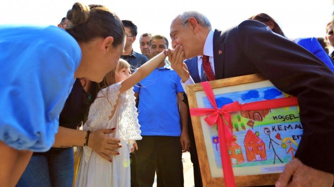 KILIÇDAROĞLU’NU EFES SELÇUK’TA ÇOCUKLAR KARŞILADI