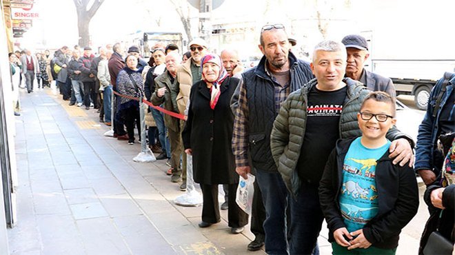 Kolonya dükkanları önünde koronavirüs kuyruğu