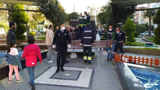 Konak Belediyesi parklardaki bankları kaldırıyor