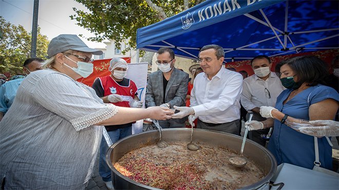 Konak’ta aşure bereketi paylaşıldı