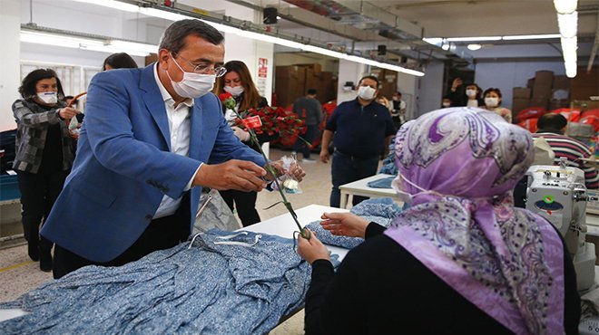 Konak’ta çalışan annelere karanfilli kutlama