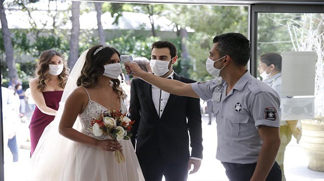  Konak’ta yeni normalleşmede ilk nikahlar kıyıldı