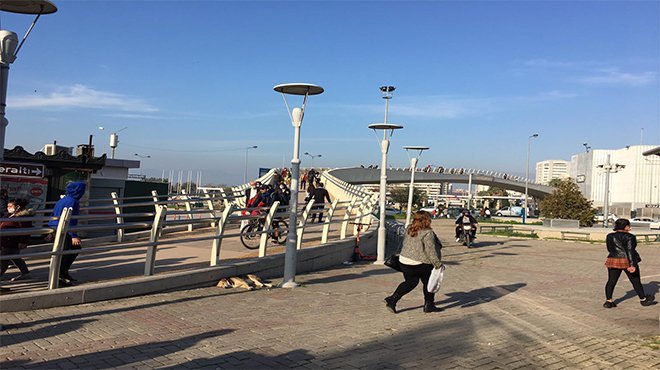 Konak’taki yaya üst geçidi yenileniyor