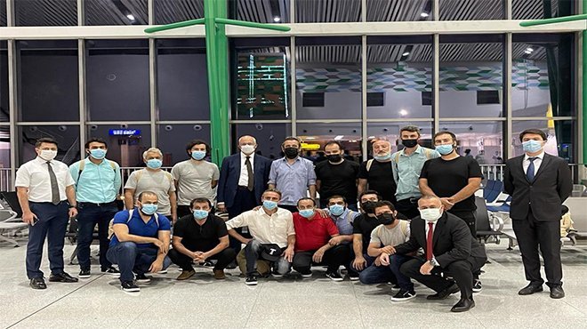 Kurtarılan denizciler yurda dönüyor