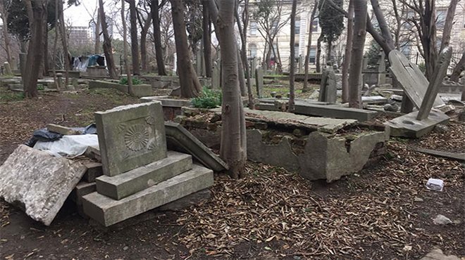 Maçka Mezarlığının durumu içler acısı