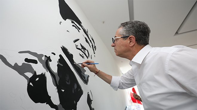 Makam odasının duvarı tuval oldu!