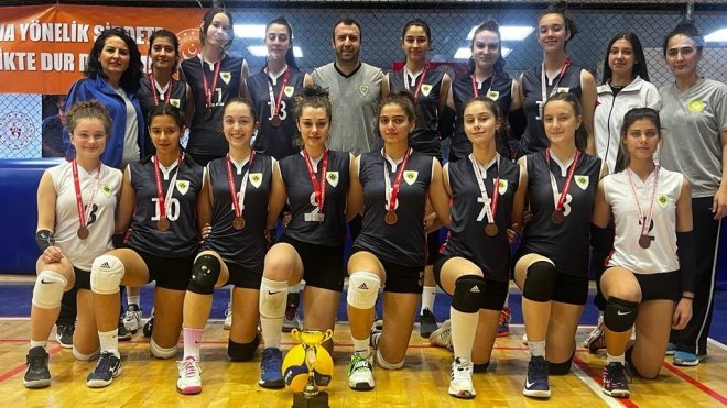 Manisa’nın Yıldız Kızları ligi kupayla tamamladı