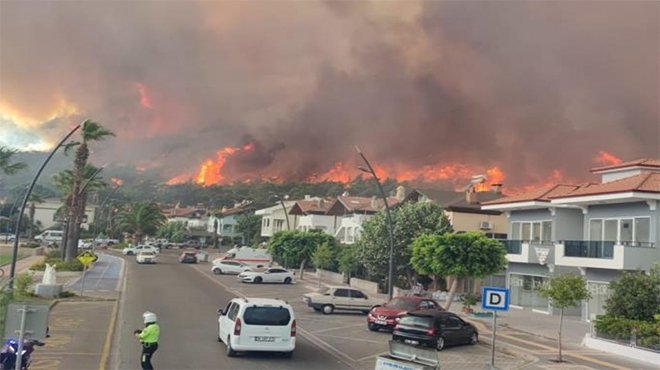 Marmaris'te 1 fabrika, 27 ev ve 1 araç yandı